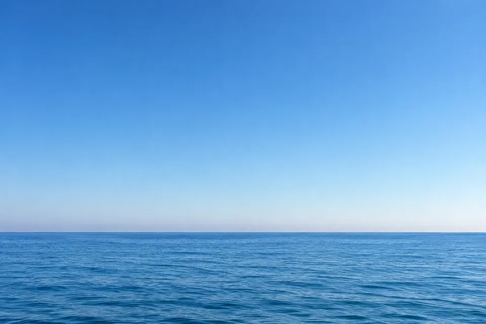 本地去除后：海鸥没了，天空的渐变接得看不出痕迹